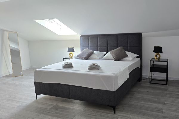 bedroom-010CD5D45C-B3E4-37DD-7DAA-FEC8420605F5.jpg